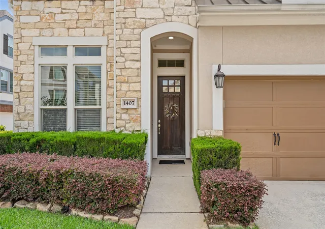 2nd image of 1407 Devonshire Manor Ln, Houston, TX 77055 | MLS# 7720996