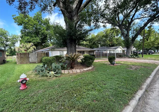 2nd image of 210 Baker Dr, Tomball, TX 77375 | MLS# 17033116