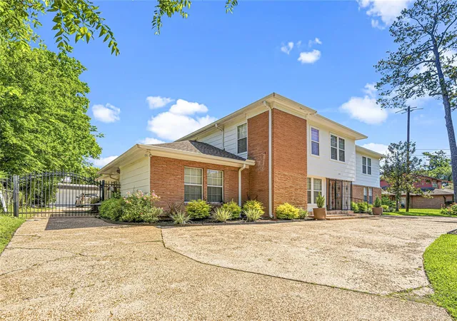 Photo 3 of Sale Pending at 3449 N Parkwood Dr, Houston, TX 77021 | MLS# 33091186 | Listing updated on 2026-09-09