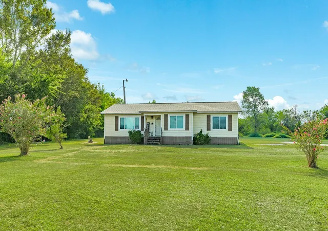 Photo 2 of Sale Pending at 302 Britt Bailey Blvd, Angleton, TX 77515 | MLS# 7877390 | Listing updated on 2026-09-18