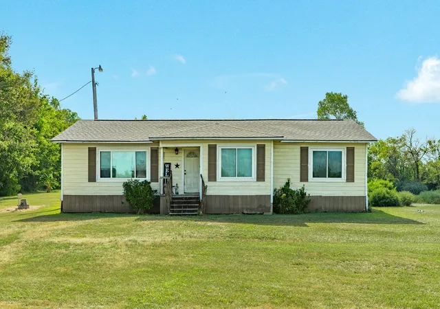 Photo 3 of Sale Pending at 302 Britt Bailey Blvd, Angleton, TX 77515 | MLS# 7877390 | Listing updated on 2026-09-18