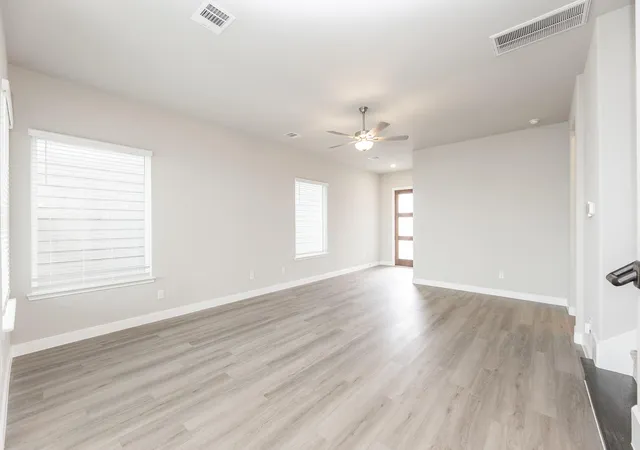4th image of 3011 Valley Peak Dr, Houston, TX 77063 | MLS# 13057098