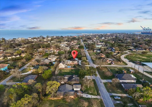 Photo 4 of Sale Pending at 510 Shore Acres Blvd, La Porte, TX 77571 | MLS# 37499119 | Listing updated on 2026-09-19