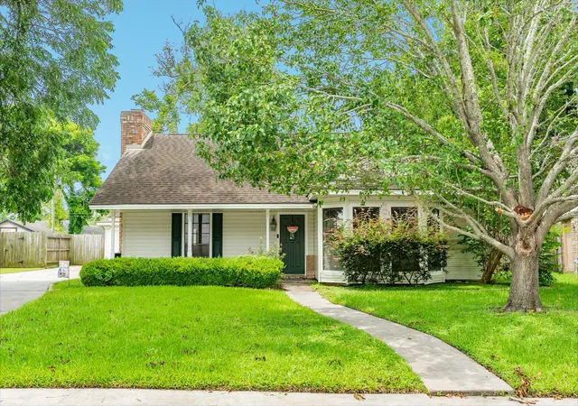 Homes for sale in Lake Jackson, TX | 107 Mistletoe St, Lake Jackson, TX 77566 | MLS# 59560341