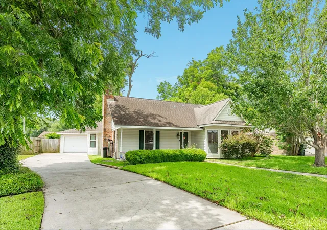Homes for sale in Lake Jackson, TX | 107 Mistletoe St, Lake Jackson, TX 77566 | MLS# 59560341