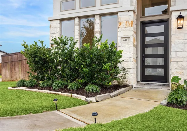 Photo 2 of Single family home for sale at 9410 Knollwood Ln, Missouri City, TX 77459 | MLS# 18180193 | Listing updated on 2026-09-10