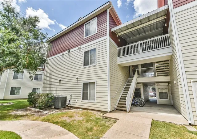 image of 529 Sw Pkwy Pkwy, College Station, TX 77840