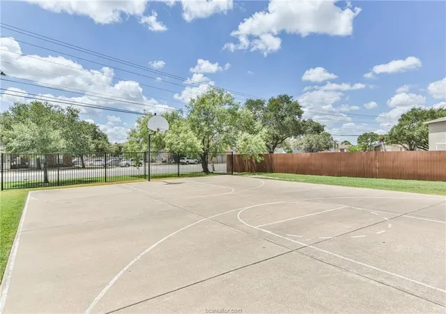 image of 529 Sw Pkwy Pkwy, College Station, TX 77840