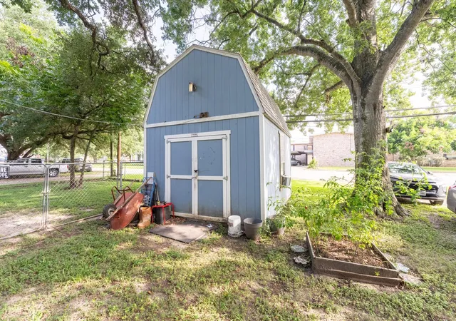 11th image of 2308 Avenue L, Bay City, TX 77414 | MLS# 10784049