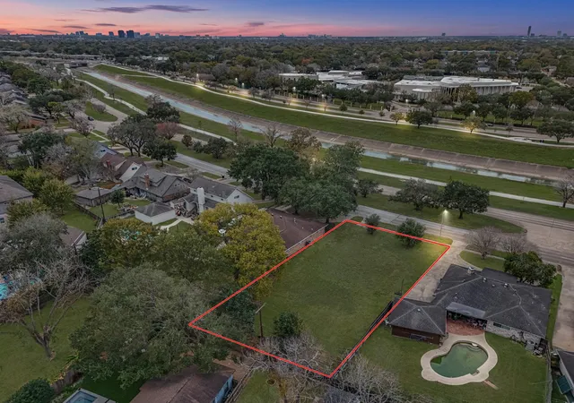 Photo 3 of Sale Pending at 5715 S Braeswood Blvd, Houston, TX 77096 | MLS# 63911746 | Listing updated on 2026-09-11