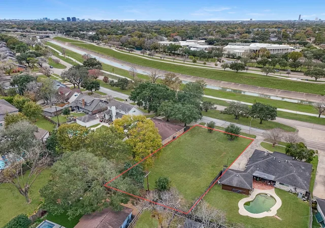 Photo 4 of Sale Pending at 5715 S Braeswood Blvd, Houston, TX 77096 | MLS# 63911746 | Listing updated on 2026-09-11