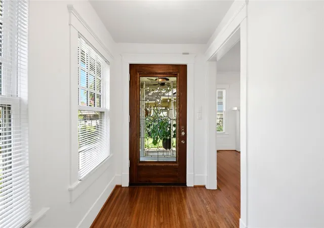 5th image of 611 W Main St, Houston, TX 77006 | MLS# 92864120