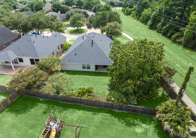 Photo 4 of Sale Pending at 20018 Queens Oak Ct, Spring, TX 77379 | MLS# 95225030 | Listing updated on 2026-09-21