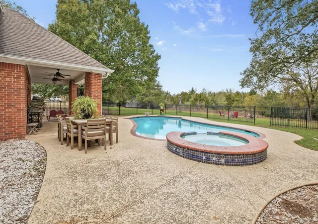 Homes for sale in Brenham, TX | 3905 N Briarwood Dr, Brenham, TX 77833 | MLS# 19456488