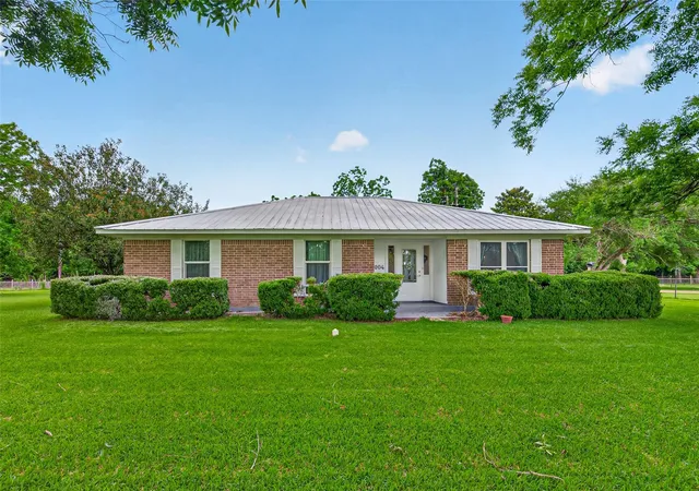 1st image of 1004 Wagon Rd, Wallis, TX 77485 | MLS# 69247838