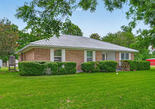 2nd image of 1004 Wagon Rd, Wallis, TX 77485 | MLS# 69247838