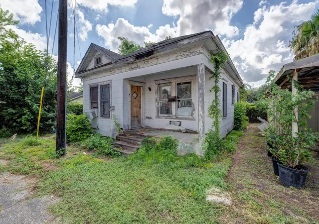 1st image of 4 Canal Ct, Houston, TX 77011 | MLS# 29677255