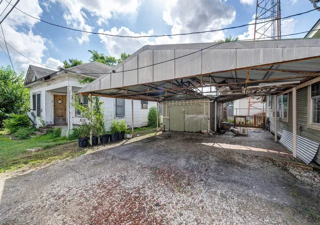 2nd image of 4 Canal Ct, Houston, TX 77011 | MLS# 29677255