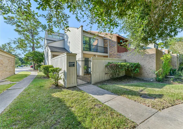 Photo 2 of Townhouse for sale at 68 Chervil Common, Lake Jackson, TX 77566 | MLS# 45989275 | Listing updated on 2026-09-16