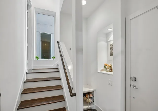 Photo 3 of Sale Pending at 1166 W 19th Street, Houston, TX 77008 | MLS# 64721600 | Listing updated on 2026-09-19