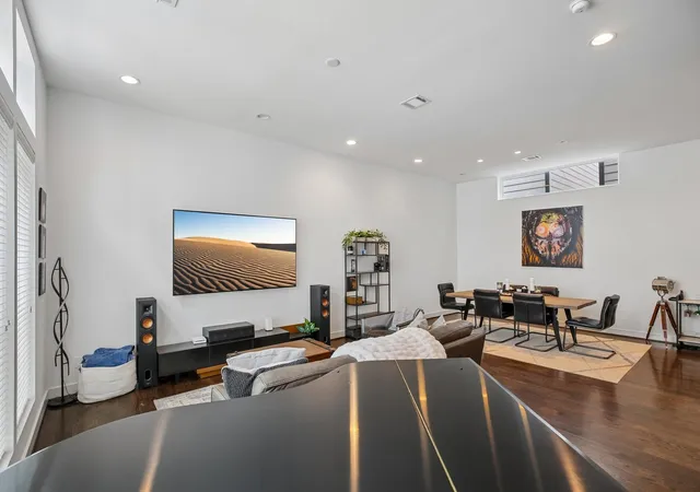 Photo 3 of Sale Pending at 1166 W 19th Street, Houston, TX 77008 | MLS# 64721600 | Listing updated on 2026-09-19