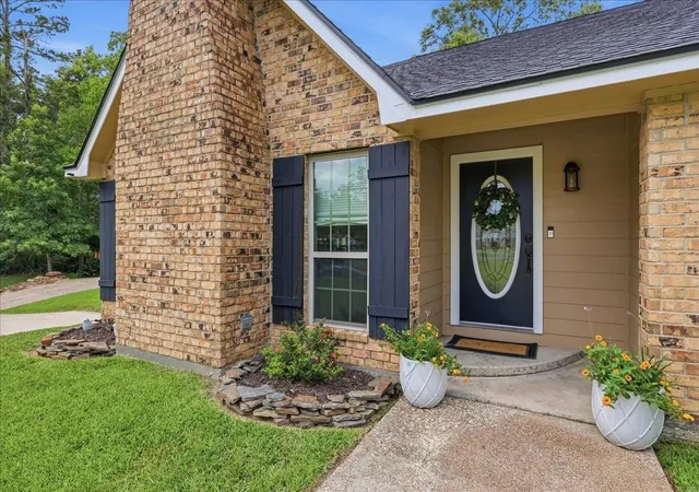 Homes for sale in Sour Lake, TX | 330 W Pineshadows Dr, Sour Lake, TX 77659 | MLS# 86809224