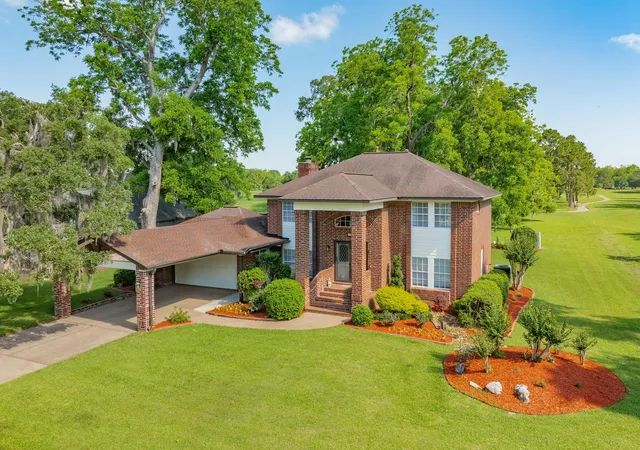 Photo 3 of Single family home for sale at 320 N Amherst Dr, West Columbia, TX 77486 | MLS# 73179667 | Listing updated on 2026-09-11