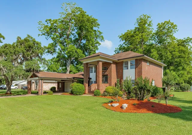 Photo 3 of Single family home for sale at 320 N Amherst Dr, West Columbia, TX 77486 | MLS# 73179667 | Listing updated on 2026-10-09