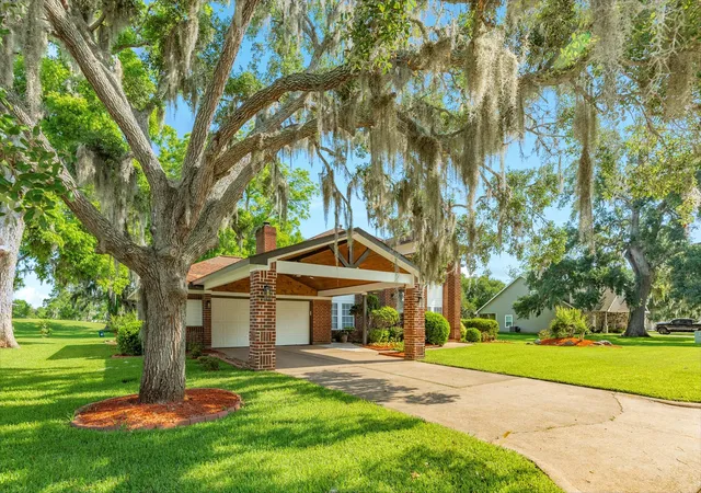Photo 4 of Single family home for sale at 320 N Amherst Dr, West Columbia, TX 77486 | MLS# 73179667 | Listing updated on 2026-10-09