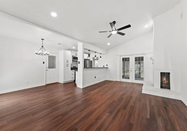 3rd image of 632 Meadowlawn St, La Porte, TX 77571 | MLS# 53413545
