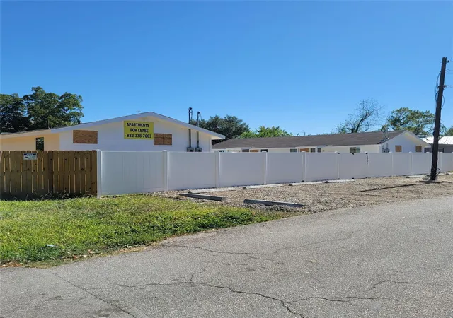 Listing Photo 4 - Condo for sale in building located at 6901 Dumble St, Houston, TX 77021
