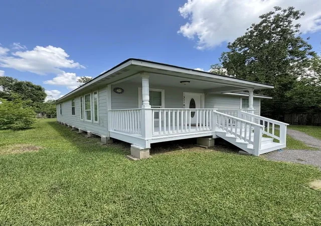 2nd image of 311 S 3rd St, Highlands, TX 77562 | MLS# 21310897