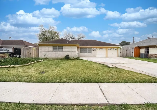 3rd image of 731 Dunwick Ln, Pasadena, TX 77502 | MLS# 86915015