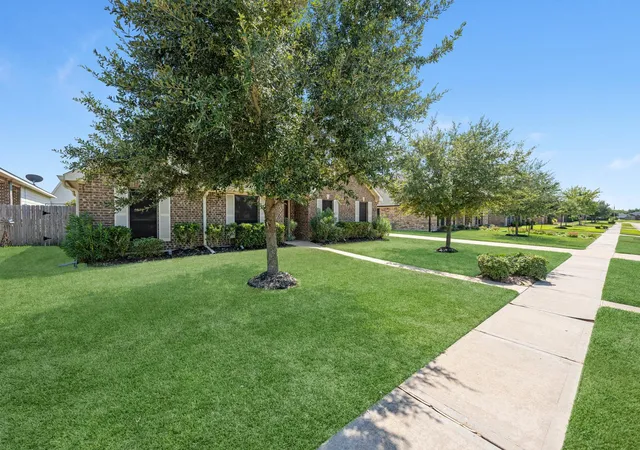 Photo 3 of Single family home for sale at 6830 Gonzales Pt, Manvel, TX 77578 | MLS# 11085821 | Listing updated on 2026-09-19