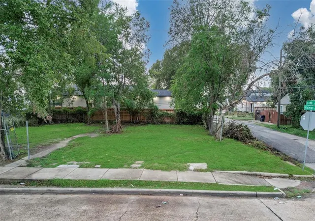 Photo 1 of Land for sale at 3350 Holman St, Houston, TX 77004 | MLS# 52254566 | Listing updated on 2026-01-19