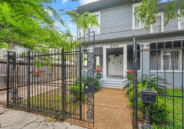 Photo 3 of Single family home for sale at 220 Marshall St, Houston, TX 77006 | MLS# 28409158 | Listing updated on 2026-09-14