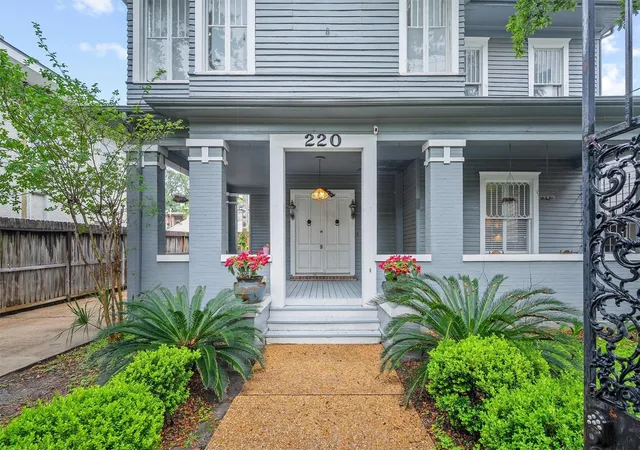 Photo 3 of Single family home for sale at 220 Marshall St, Houston, TX 77006 | MLS# 28409158 | Listing updated on 2026-09-14