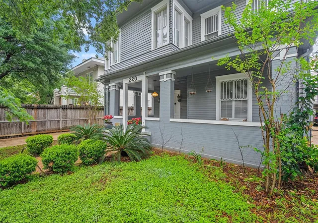Photo 4 of Single family home for sale at 220 Marshall St, Houston, TX 77006 | MLS# 28409158 | Listing updated on 2026-09-14