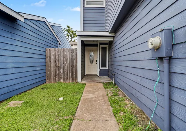Photo 2 of Single family home for sale at 10262 Rockcrest Dr, Houston, TX 77041 | MLS# 10212193 | Listing updated on 2026-09-17