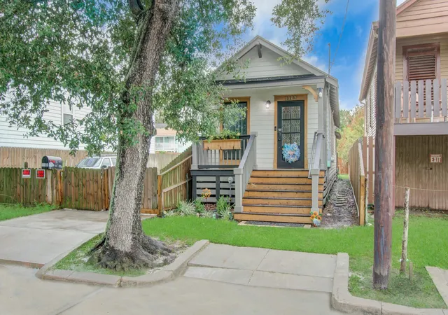 2nd image of 1109 31st St, Galveston, TX 77550 | MLS# 89443500