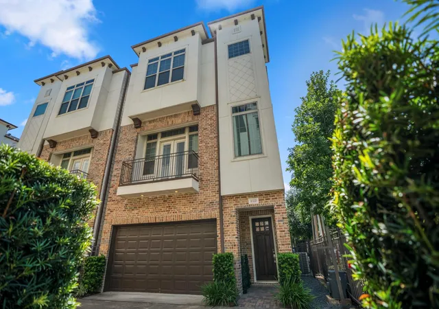 Photo 2 of Single family home for sale at 1032 W 26th Street #D, Houston, TX 77008 | MLS# 79561027 | Listing updated on 2026-09-10