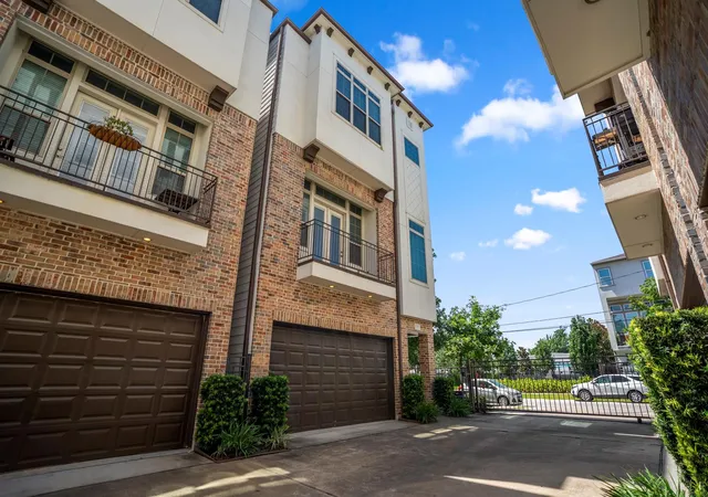 Photo 3 of Single family home for sale at 1032 W 26th Street #D, Houston, TX 77008 | MLS# 79561027 | Listing updated on 2026-09-10