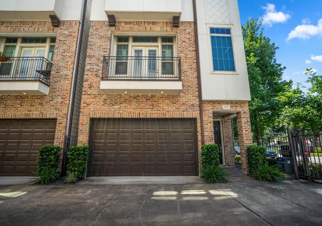 Photo 4 of Single family home for sale at 1032 W 26th Street #D, Houston, TX 77008 | MLS# 79561027 | Listing updated on 2026-09-10