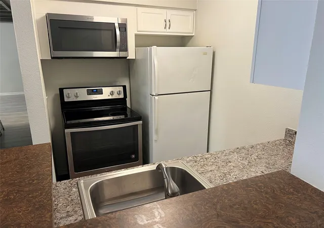 Listing Photo 5 - Condo for sale in building located at 3224 Timmons Ln, Houston, TX 77027 - Unit #125
