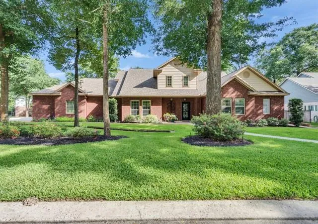 Photo 2 of Single family home for sale at 9 Robin Trl, Conroe, TX 77304 | MLS# 73735684 | Listing updated on 2026-08-19