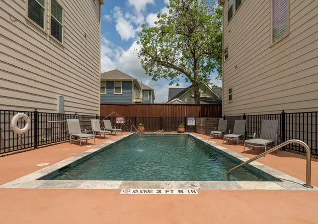 Photo 3 of Single family home for sale at 1429 W 21st Street, Houston, TX 77008 | MLS# 87504839 | Listing updated on 2026-08-22