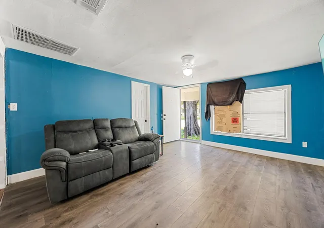 Photo 4 of Single family home for sale at 211 Arcadian Dr, Crosby, TX 77532 | MLS# 54408151 | Listing updated on 2026-06-08