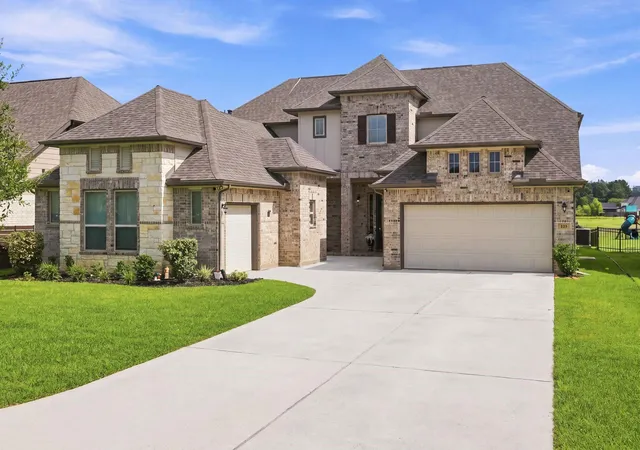 Photo 1 of Single family home for sale at 225 Peninsula Point Dr, Montgomery, TX 77356 | MLS# 14075149 | Listing updated on 2026-09-21