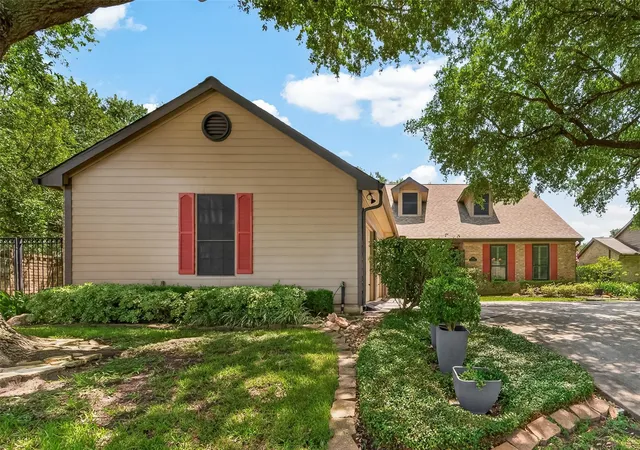 Photo 1 of Single family home for sale at 303 Longview Dr, Sugar Land, TX 77478 | MLS# 10295316 | Listing updated on 2026-09-06