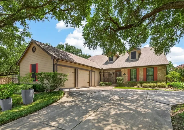 Photo 2 of Single family home for sale at 303 Longview Dr, Sugar Land, TX 77478 | MLS# 10295316 | Listing updated on 2026-09-06